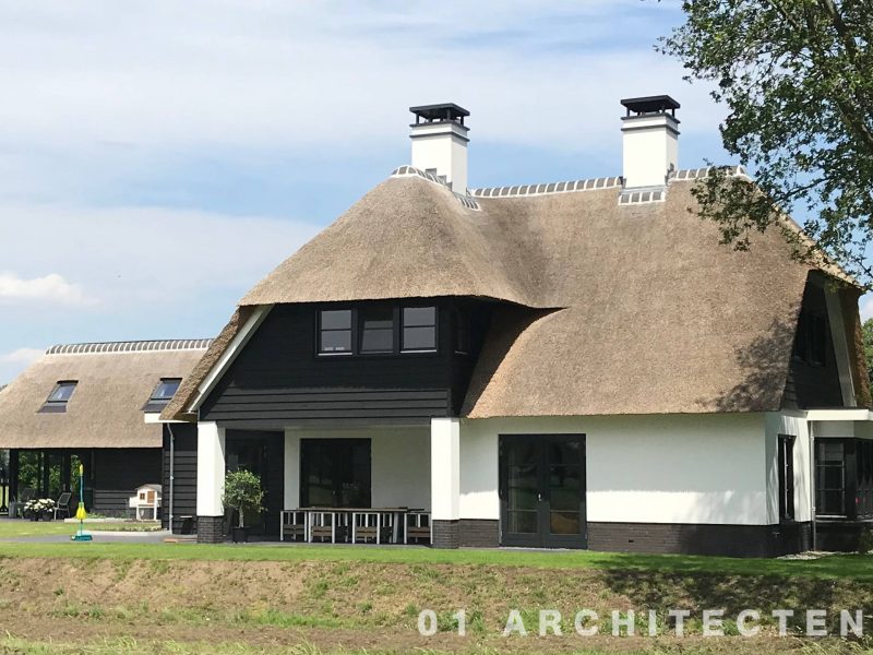 Architect Nijverdal royale villa met riet en veranda in buitengebied Overijssel