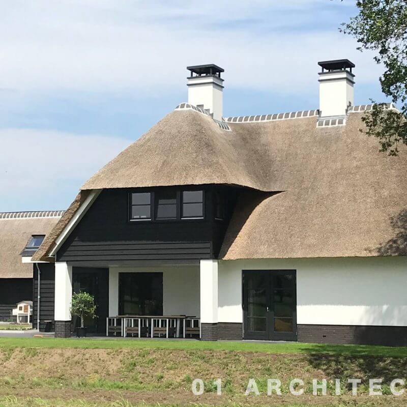 Architect Nijverdal royale villa met riet en veranda in buitengebied Overijssel