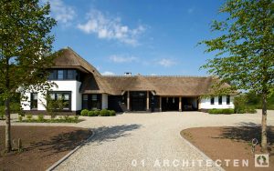 Nieuwbouw royaal rietgedekt landhuis met eikenhouten accenten op de Veluwe