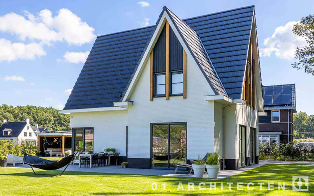 moderne nieuwbouw woning pannen wit stuc verticaal hout architect Diepenveen