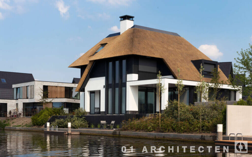 villa aan het water aanlegsteiger veranda