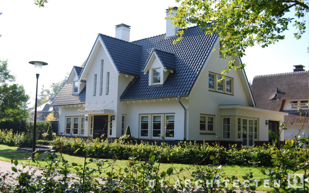 nieuwbouw villa met dakpannen en een fraai accent gebouwd in Ugchelen Apeldoorn